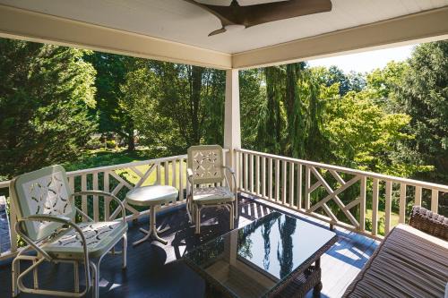 Private Downtown Sunny Retreat w/Spacious Balcony