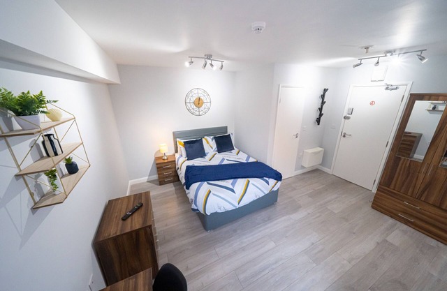 Private Ensuite Room Shared Kitchen St Helen D1