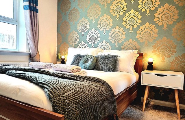 Private Ensuite Room in Modern Home near General Hospital