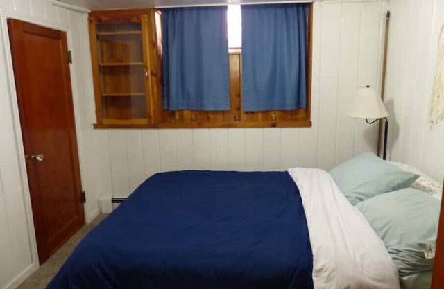 Private entrance minutes from mountains + downtown