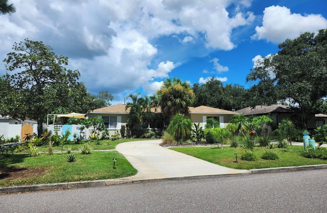 Private entrance room & bathroom w/courtyard close to beach & Downtown