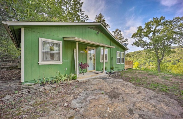 Private Eureka Springs Retreat with Hot Tub!