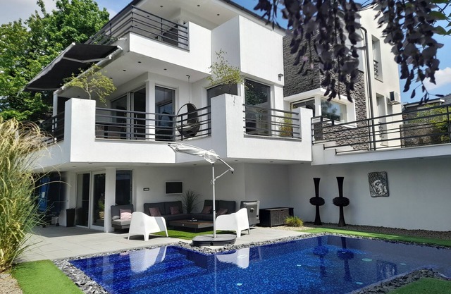 PRIVATE Family VILLA with jakuzzi & swimming pool