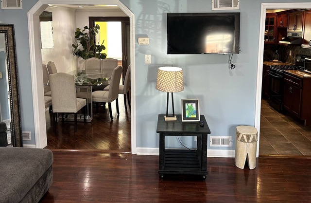 Private guest house near NYC with food voucher and parking