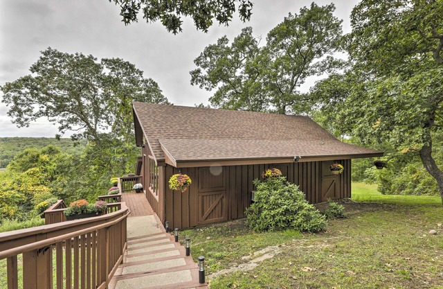 Private Guest House w/Deck + Spectacular Views!