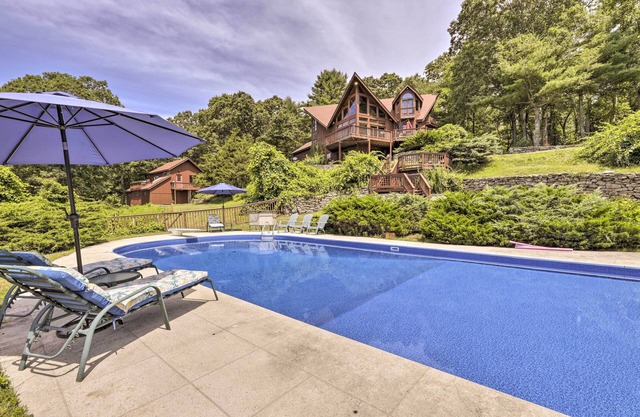 Private Guest House w/Deck + Spectacular Views!