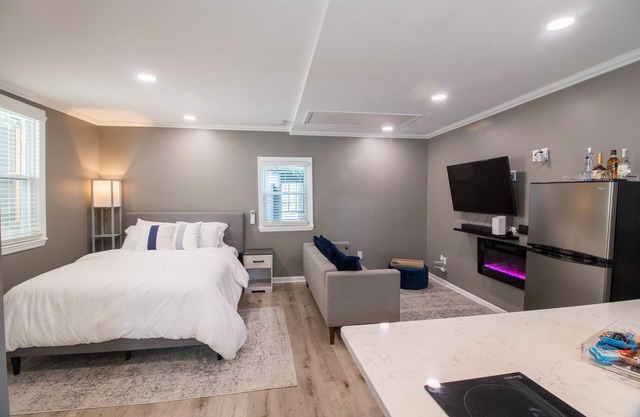 Private Guesthouse close to the Airport & NYC