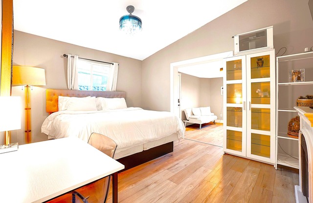 Private Guestroom/Studio Unit In Southeast Las Vegas with WiFi, AC and King Bed.