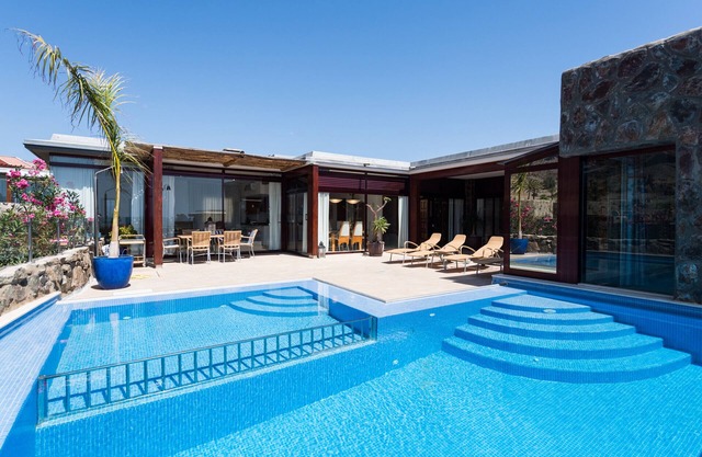 Private heated pool in quiet surroundings and sea views at the golf course