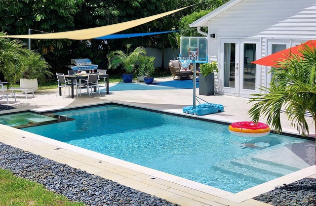 Private Heated Pool & Jacuzzi with Spacious Yard *CLOSE TO BEACH & DOWNTOWN*