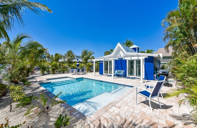 Private Heated Pool, Steps to Siesta Key Village/Beach, Family/Pet Friendly