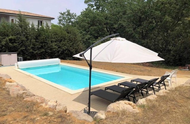 Private heated swimming pool, table tennis, chess, 10 pers.