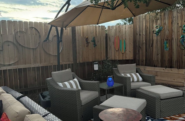 Private Hideaway Minutes from Downtown with Lovely Outdoor Areas