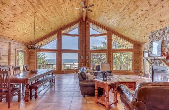 Private Hilltop Ocean Views, Cathedral Ceiling, Fabulous Game Room Near Newport!