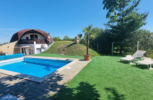 private holiday home for 8-10 people, pool, air conditioning,