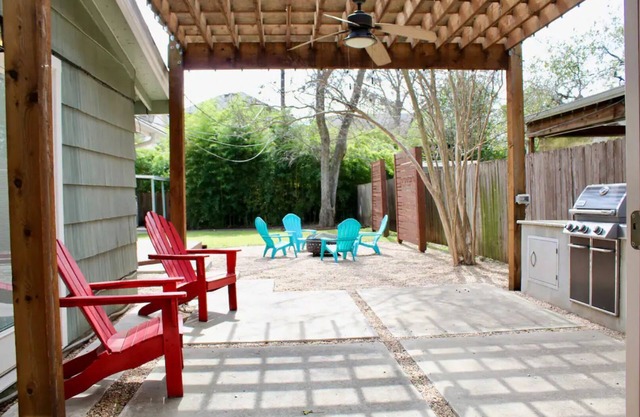 Private home 5 minutes from downtown with large outdoor space!