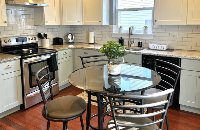 Private Home a Minute Away from Downtown Columbia, MO!
