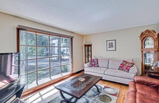 Private home on James Island, Charleston, walk to beach, King bed. deck seating