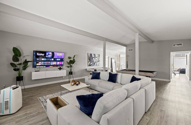 Private home with Pool! Sleeps 16 people
