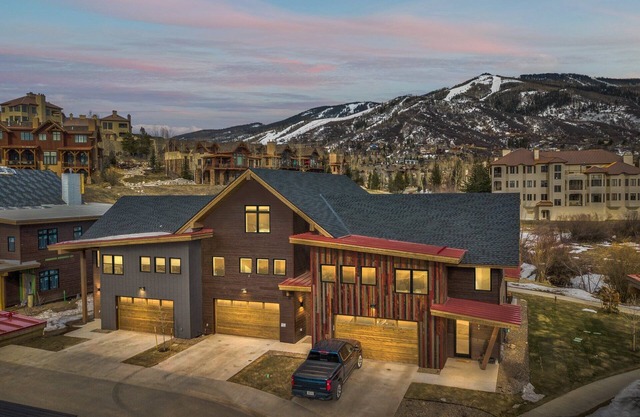 Private Hot Tub, A/C, Luxury Home, Office Space, 1 Minute to Wildhorse Gondola