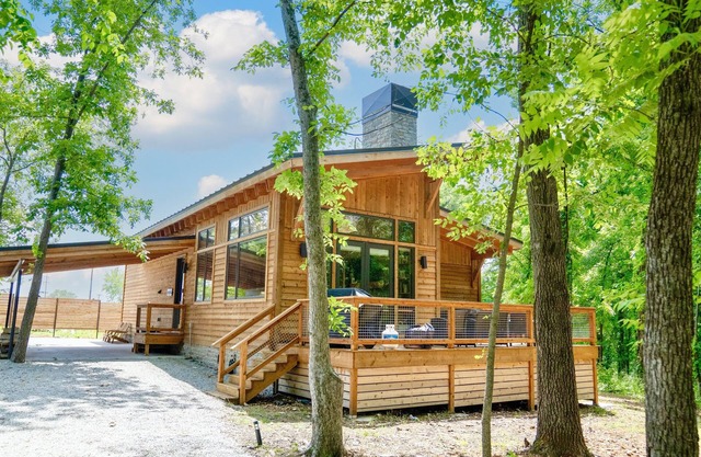 Private Hot tub, 1mi to Shangri La, next to Battlefield Par 3, & Walk to Lake