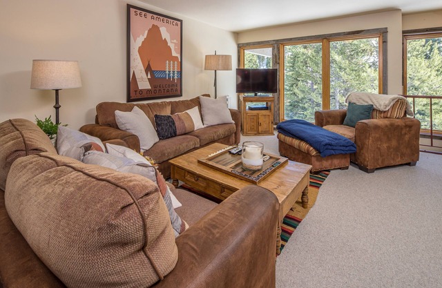 Private Hot Tub, Across the road from Big Sky Resort - Stillwater Ski Escape