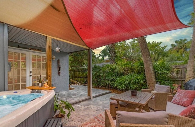 Private Hot Tub - Honey-Moon King Suite