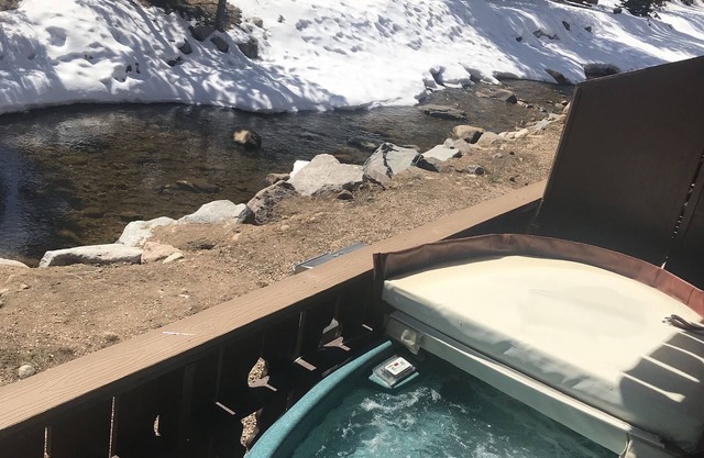 Private Hot Tub right on Fall River only 1 mile Rocky Mtn National Park
