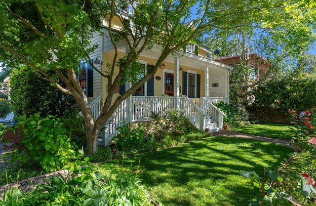 Private Hot Tub/Short Walk to Downtown