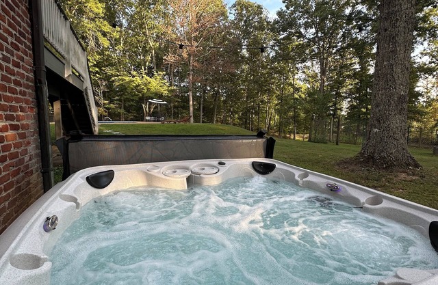 Private Hot Tub, Pool, Firepit 3 Bdrm/2 Bth in Wine Region of Year
