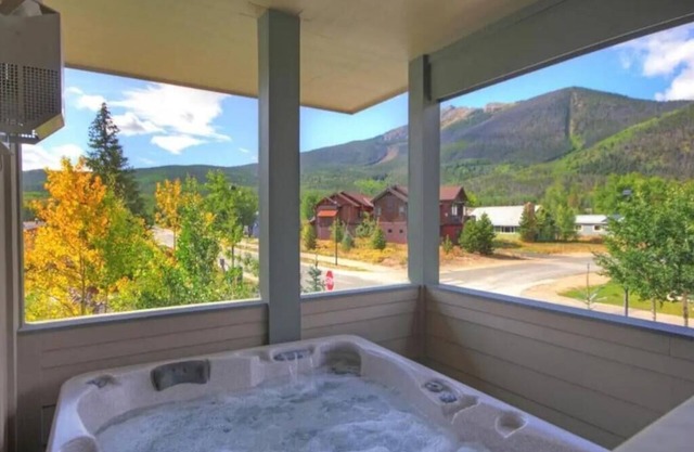 Private Hot Tub, Walk to Main St, Close to Ski Resorts, Incredible Views