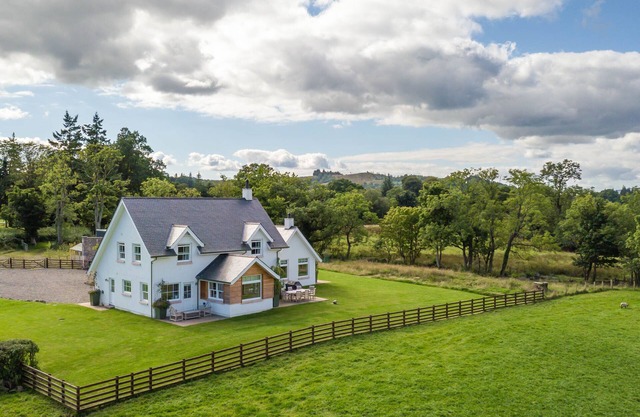 Private house in 60 acres on shores of Loch Lomond, sleeps 8