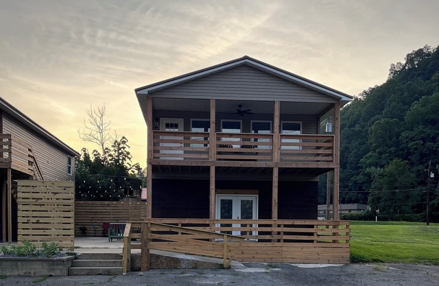 Private house sleeps 8 in Logan. Located near HMTS access points, dining, shops