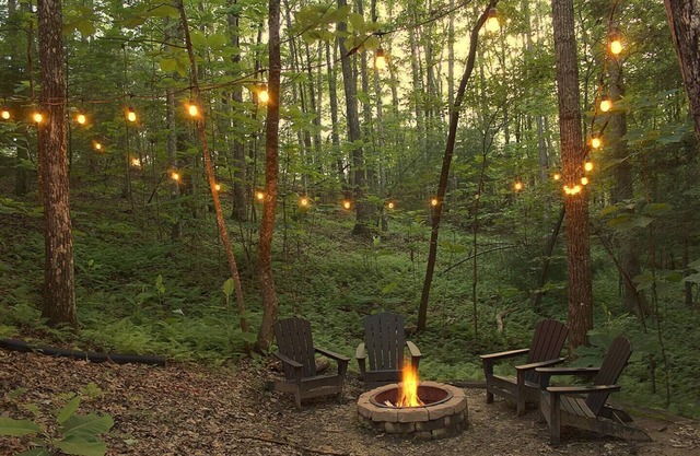 Private Identical Bedrooms Attached Baths, Firepit, Hot Tub, Wooded View