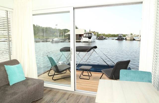 Private island: enjoy the atmosphere on the water and historic Maastricht