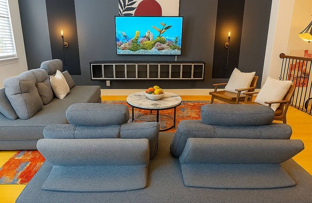 Private Jacuzzi Stylish Galleria Getaway King Bed Garage Parking