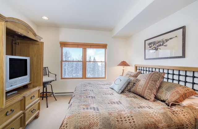 Private King Room With All of the Perks of the Bear Creek Lodge