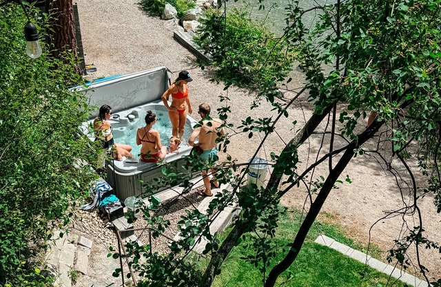 Private Lakefront Beach House off Naramata Bench with sauna and hot tub