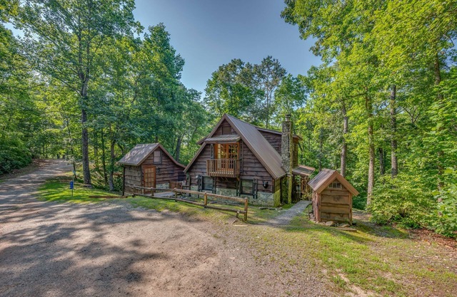 PRIVATE lakes/Beach/River/canoes/pet/Mountain views/Log home