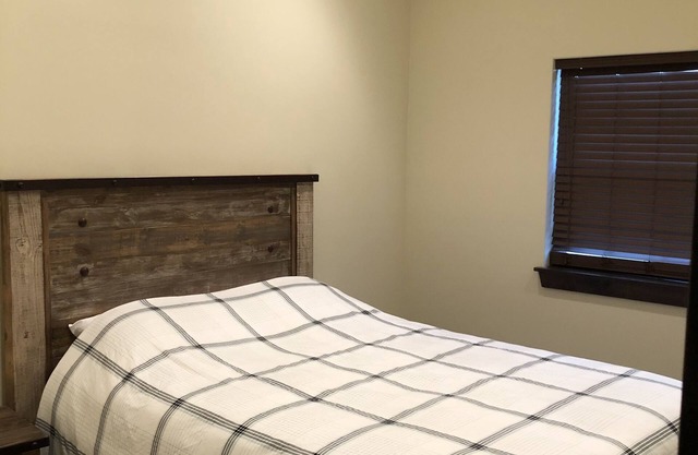 Private lodge in Harper, Tx w/Outdoor fireplace & covered patio Family friendly