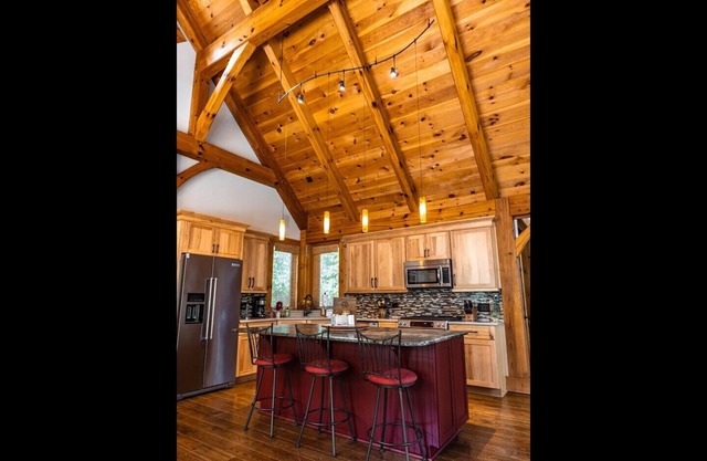 Private, Luxurious, Lakefront Home 4BS12