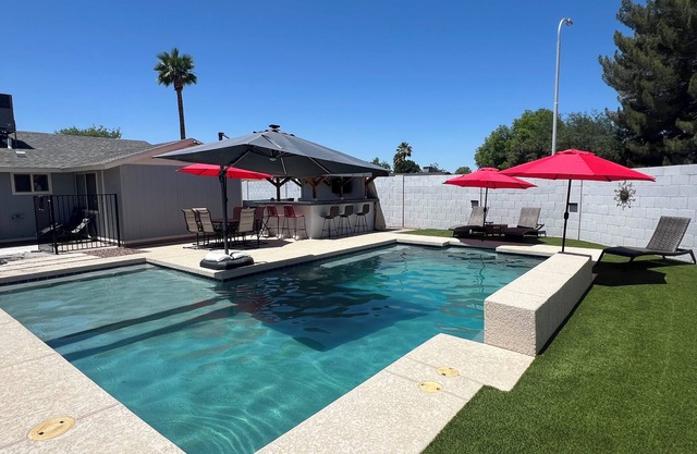 Private Luxury Oasis W/HEATED AND COOLED POOL