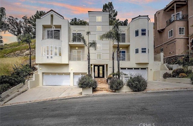 Private luxury retreat home. Located Near Shopping & the Beach