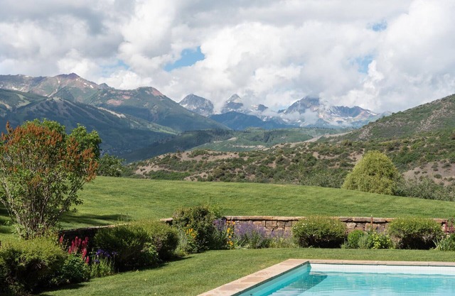 Private Mtn Top Estate with Pool