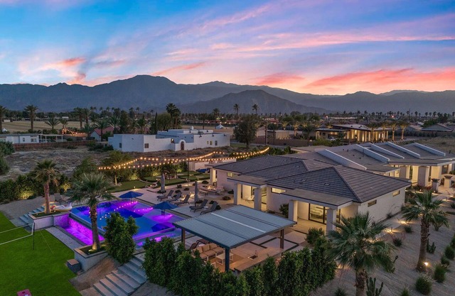 Private Oasis: 9 BR, 15 Bed, 45 ft pool, 9-hole Golf, Grass Volleyball, Gameroom