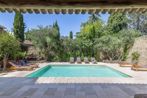 Private Oasis in Gordes Elegant 5-Bedroom Villa with Pool
