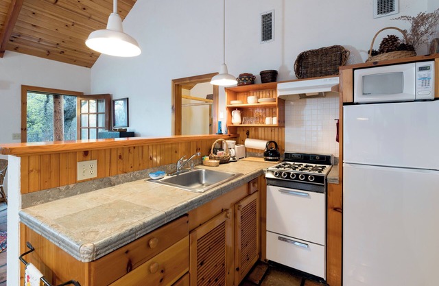 Private One-Bedroom Cottage with Kitchen: Your Romantic Hideaway near Yosemite
