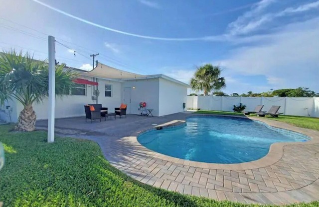 Private Pool - 2 miles to Beach - King bed - Walk to Shops & Restaurants