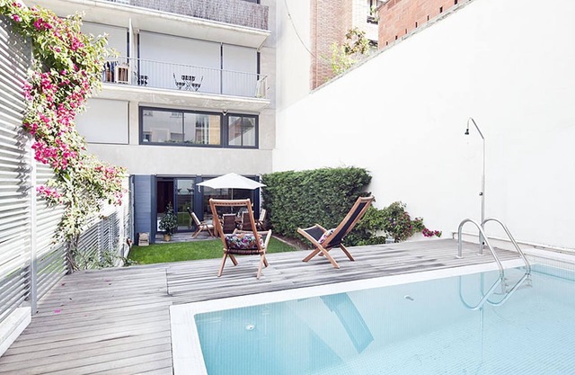 Private pool and garden 3-bedroom duplex sleeps 10 in central location