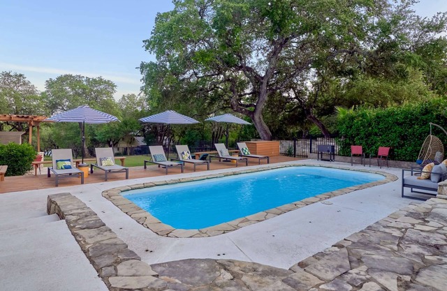 Private Pool and Hot Tub, BBQ, Walk to lake, 2 Masters, Bocce ball, Horseshoe